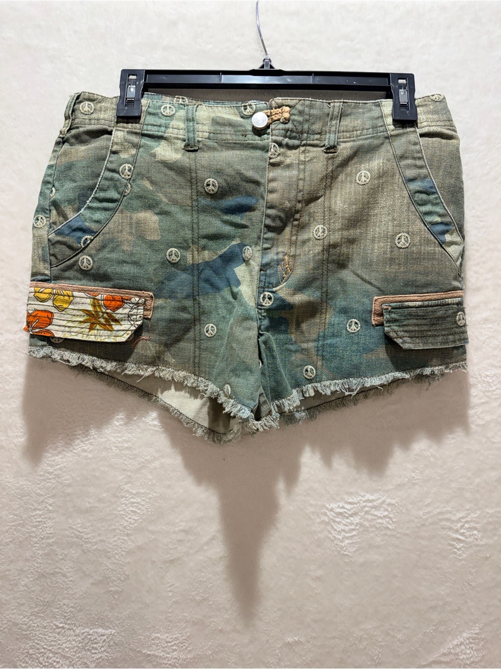 Pilcro Anthropologie Camo Peace Sign Embroidered Cargo Shorts 27 Boho CKB066 - Picture 6 of 16